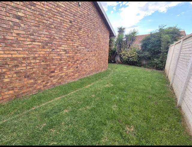 2 BEDROOM TOWNHOUSE FOR SALE IN VANDERBIJLPARK SE 3